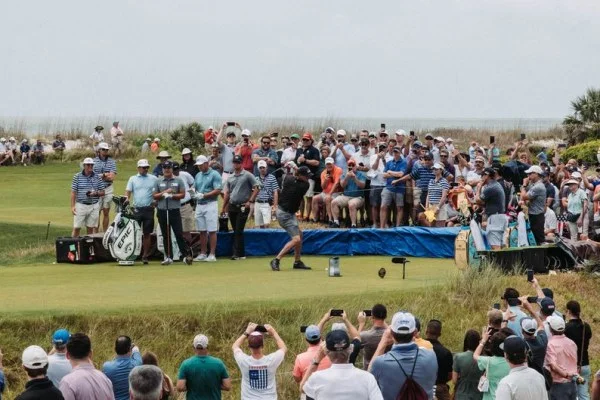 golf tournament crowd